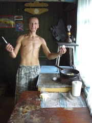 Alexei beim Kochen in seinem Haus