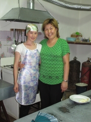 Meine Gastgeberinnen (Mutter/Tochter) in ihrer Küche